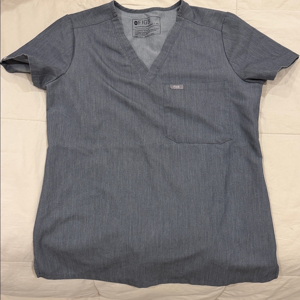 FIGS Women’s Graphite Zamora V-Neck Shirt